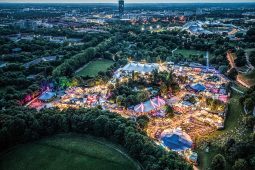 Tollwood Sommerfestival 2025, Tollwood Sommerfestival 2024, NL_05_24_LP_twso2022-festivalansicht-drohne-c-antonbrandl-300rgb_1040x693