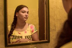Girls Don’t Cry Film, Beitr_04_26_Nina_mirror_Copyright Schneegans Productions_LP_1040x693