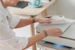 Druckkosten im Homeoffice, Beitr_08_26_Hero-Image_LP_1040x693
